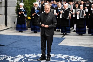 Joan Manuel Serrat, Premio Princesa de Asturias de las Artes 2024, a su llegada al teatro Campoamor.