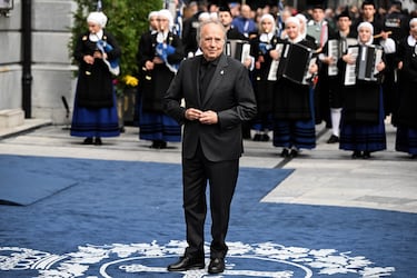 Joan Manuel Serrat, Premio Princesa de Asturias de las Artes 2024, a su llegada al teatro Campoamor.