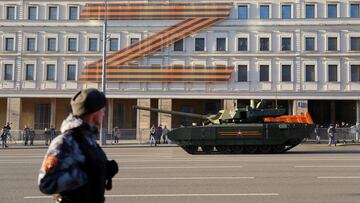 FILE PHOTO: Russian service members drive a tank along a street during a rehearsal for the Victory Day military parade in Moscow, Russia May 4, 2022. REUTERS/Evgenia Novozhenina/File Photo