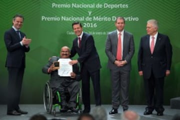 Luis Alberto Zepeda, atleta paralímpico y medallista presume el Premio Nacional del deporte ante la sonrisa del presidente Enrique Peña Nieto