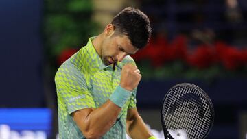 El tenista serbio Novak Djokovic celebra un punto durante su partido ante Hubert Hurkacz en el torneo de Dubai.