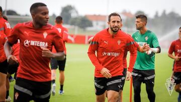 08-08-2022 GIJÓN. EL ARGENTINO CALI IZQUIERDOZ, RODEADO DE COMPAÑEROS, EN EL ENTRENAMIENTO DEL SPORTING EN MAREO.