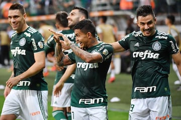 Dudu (C) of Brazil's Palmeiras, celebrates with teammates after scoring against Chile's Colo-Colo, during their 2018 Copa Libertadores football match held at Allianz Parque stadium, in Sao Paulo, Brazil, on October 3, 2018. (Photo by NELSON ALMEIDA / AFP)