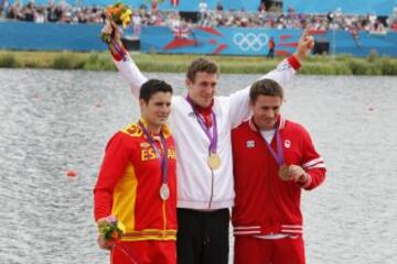 David Cal en el podio (medalla de plata) tras ganar la prueba C1-1000 metros de los JJOO de Londres 2012.