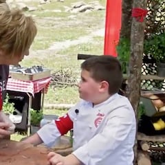 El divertido regreso de Albert a 'MasterChef' con pullita a Celia Villalobos