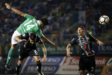 Iván Ledezma, quien no es muy alto, le ganó por arriba a la defensa de Palestino y anotó de cabeza.