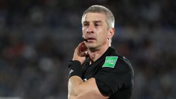 Brazilian referee Anderson Daronco is seen during the South American qualification football match for the FIFA World Cup Qatar 2022 between Uruguay and Peru at the Centenario Stadium in Montevideo on March 24, 2022. (Photo by Raul MARTINEZ / POOL / AFP)