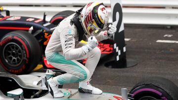 Lewis Hamilton celebrando su victoria en Mónaco.