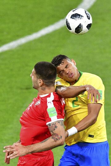 Aleksandar Mitrovic con Thiago Silva.