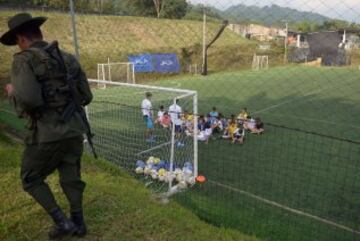 El colombiano comenzó su carrera deportiva en la localidad de Ibagué. Allí es idolatrado entre otras cosas gracias a la escuela de fútbol de su Fundación 'Colombia Somos Todos'.