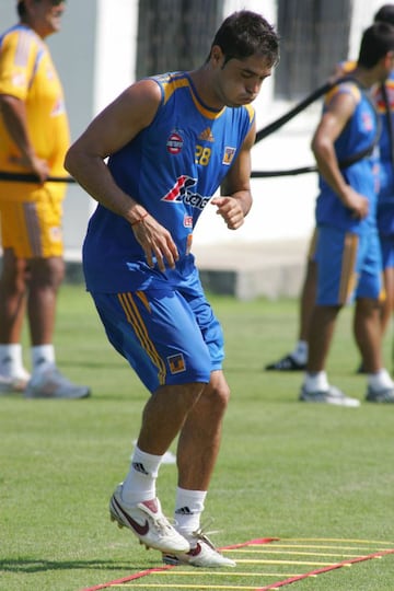 Canterano del Atlas, que llego a Tigres en 2007, pero no pudo despuntar; tuvo paso por algunos otros equipos de la Liga MX, pero terminó en el Ascenso. Actualmente juega con el Oro FC.