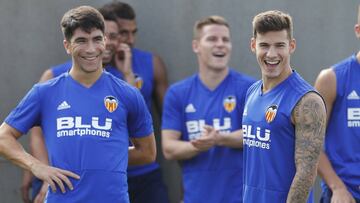 Carlos Soler, Santi Mina y Gameiro, ayer, en el entrenamiento.