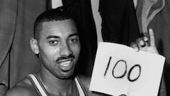 Wilt Chamberlain posa con el cartel escrito por Harvey Pollack para conmemorar su haza&ntilde;a. Una imagen ic&oacute;nica.