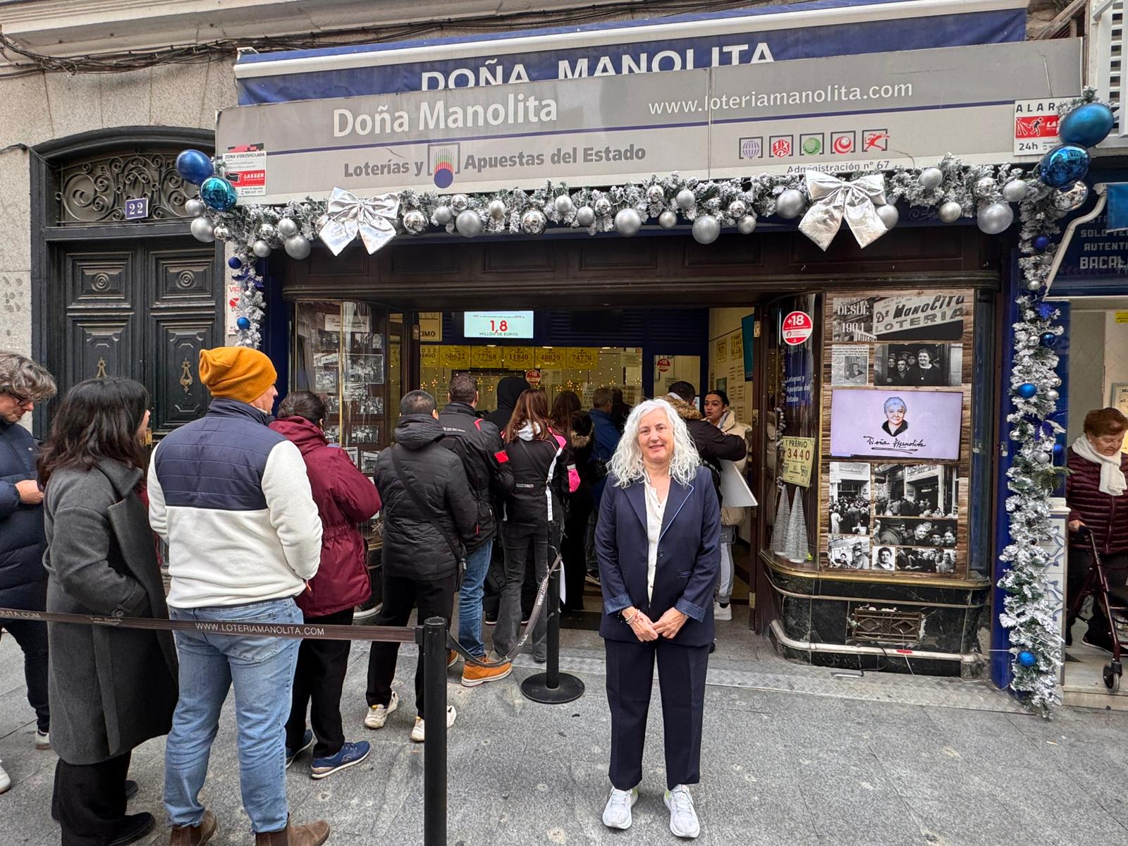 Concha, gerente de Doña Manolita, a las puertas de la Administración.