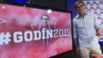 Godín posa junto al año en que acaba su contrato con el Atlético.