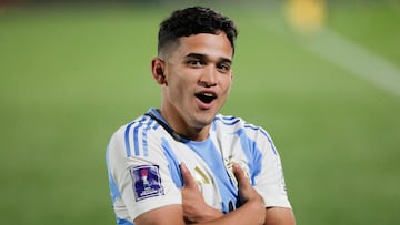 AME5192. VALPARAÍSO (CHILE), 04/10/2025.- Dylan Gorosito de Argentina celebra un gol este sábado, en un partido del grupo D de la Copa Mundial Sub-20 entre Argentina e Italia en el estadio Elías Figueroa Brander, en Valparaíso (Chile). EFE/ Adriana Thomasa