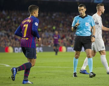 Coutinho y el ¨¢rbitro Ovidiu Hategan.