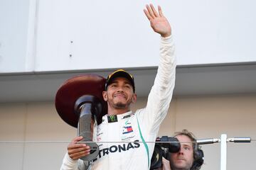 Lewis Hamilton con el trofeo de vencedor de la carrera del Gran Premio de Japón en el circuito de Suzuka.