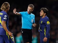 Soccer Football - UEFA Champions League - Arsenal v Atletico Madrid - Emirates Stadium, London, Britain - October 21, 2025 Referee Davide Massa speaks with Atletico Madrid's Giuliano Simeone and Marcos Llorente Action Images via Reuters/Andrew Couldridge