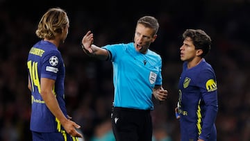 Soccer Football - UEFA Champions League - Arsenal v Atletico Madrid - Emirates Stadium, London, Britain - October 21, 2025 Referee Davide Massa speaks with Atletico Madrid's Giuliano Simeone and Marcos Llorente Action Images via Reuters/Andrew Couldridge