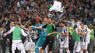 Rome (Italy), 13/05/2018.- Juventus soccer players jubilate at the end of Serie A soccer match as Roma vs Juventus at Olimpico Stadium in Rome, Italy, 13 May 2018. Juventus clinched their 34th championship title. (Roma, Italia) EFE/EPA/CLAUDIO PERI