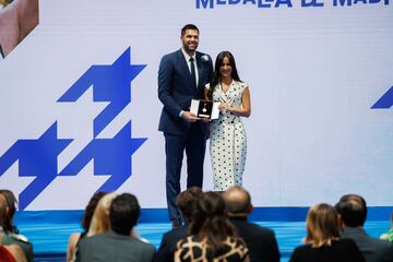 La vicealcaldesa de Madrid, Begoña Villacís, entrega la medalla al jugador de baloncesto, Felipe Reyes.