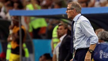 Tab&aacute;rez dirige a Uruguay en el triunfo ante Portugal.