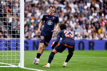 Swedberg celebr con Hugo ?lvarez su gol en el Bernabu.