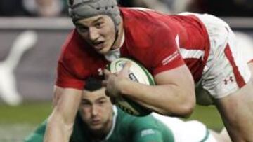 <b>ESPECTÁCULO. </b>Davies se lanza en busca del ensayo en los primeros compases del partido. Al final, el protagonista sería Halfpenny (arriba) que convirtió el golpe decisivo.