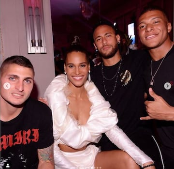 Los futbolistas del Paris Saint Germain Neymar, Mbappé y Verrati fueron tres de los invitados al exclusivo cumpleaños de Cindy Bruna, una modelo francesa de ascendencia congolesa e italiana.​