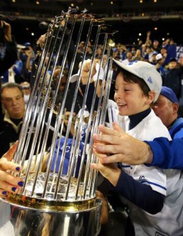 Un pequeño aficionado de los Royals, feliz tras la coronación de Kansas City.