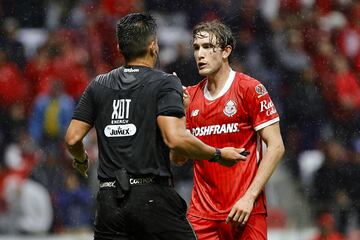 MEX4279. TOLUCA (MÉXICO), 02/11/2024.- Marcel Ruiz (d) del Toluca reclama al árbitro central Guillermo Pacheco este sábado, en un partido por la jornada 15 del torneo Apertura 2024 de la Liga MX, en el estadio Nemesio Diez de la ciudad de Toluca (México). EFE/ Alex Cruz
