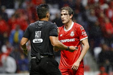 ¡Se le van encima! Así salió de la cancha el árbitro del Toluca vs León
