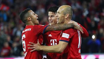James Rodríguez, Thiago y Arjen Robben celebrando un gol del Bayern Múnich ante el Hoffenheim por Bundesliga