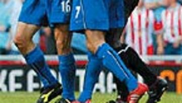 <B>KEANE</B> volvió a ver la tarjeta roja.