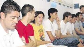 <b>UNIDOS. </b>Pedraza y los jugadores del Benidorm, antes de la rueda de Prensa del pasado lunes.