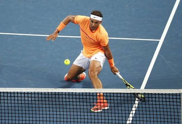 El tenista español Rafael Nadal devuelve una bola al ucraniano Alexandr Dolgopolov durante el partido de primera ronda del torneo de Brisbane que ambos disputaron en Brisbane, Australia, hoy, 3 de enero de 2016.