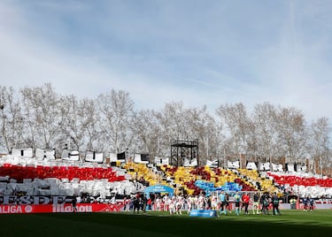 "Orgullo de barrio": el tifo que han sacado los aficionados del Rayo Vallecano antes del inicio del encuentro.