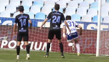 Iván Azón cabecea a la red el gol del triunfo frente al Almería.