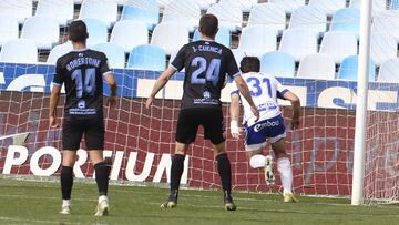 Iv&aacute;n Az&oacute;n cabecea a la red el gol del triunfo frente al Almer&iacute;a.