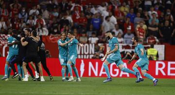 2-3. Karim Benzema celebra el tercer gol que anota en el minuto 91.