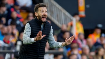 El entrenador del Valencia, Carlos Corberán, durante el partido de LaLiga disputado este domingo entre el Valencia y el Leganés en el estadio de Mestalla.