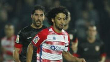 EN EL AIRE. Iriney, perseguido por el atl&eacute;tico Ra&uacute;l Garc&iacute;a.