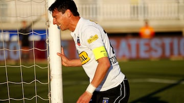 El jugador de Colo Colo Pablo Contreras se lamenta tras desperdiciar una ocasion de gol contra La Calera durante el partido de primera division disputado en el estadio Bicentenario Lucio Farina en Quillota, Chile.
29/07/2012