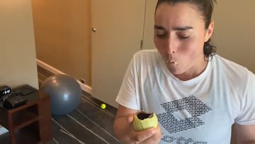 Una tenista se come literalmente una pelota durante su entrenamiento en Australia