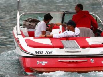 Hamilton en barco a su llegada al GP de Mónaco.