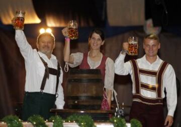 Los deportistas Ruth Beitia y Marcus Walz, oros olímpicos en Río 2016, junto al humorista Miki Nadal  durante la inauguración hoy de la Paulaner Oktoberfest que vuelve por tercer año a Madrid, en el Barclaycard Center. 