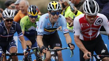 France's Julian Alaphilippe (L) and Belgium's Wout van Aert (C) ride during their breakaway in the Men's Elite Road Race, a 258.2-kilometer route around Imola, Emilia-Romagna, Italy, on September 27, 2020 as part of the UCI 2020 Road World Championships. (Photo by Luca Bettini / POOL / AFP)