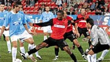 <b>SUPERACIÓN</B>. Samuel Etoo sigue haciendo historia en el Mallorca con unos registros goleadores que pulveriza día a día.