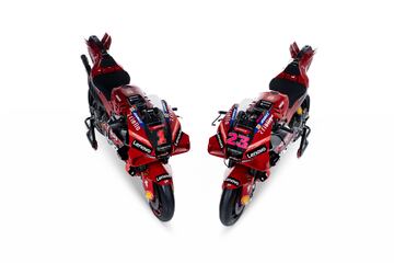 Ducati ha presentado en Madonna di Campiglio a sus equipos de MotoGP y Superbike para la temporada 2023. Los detalles de la Desmosedici son un propulsor 4 tiempos V4 a 90?, refrigeraci¨®n por l¨ªquido, distribuci¨®n desmodr¨®mica con doble ¨¢rbol de levas en cabeza y 4 v¨¢lvulas por cilindro.